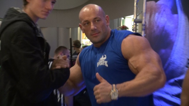 Jego klatka piersiowa ma półtora metra obwodu, a biceps 60 cm. Litewski kulturysta Robert Burneika, znany z internetu jako Hardkorowy Koksu, jest gwiazdą zawodów w Szczecinie.