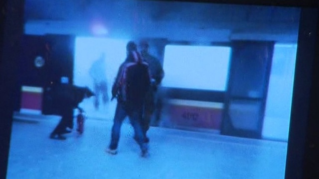 Służby ratownicze ewakuowały pasażerów z warszawskiej stacji Metro Politechnika po tym, jak w jednym z nowoczesnych pociągów Inspiro wybuchł pożar.