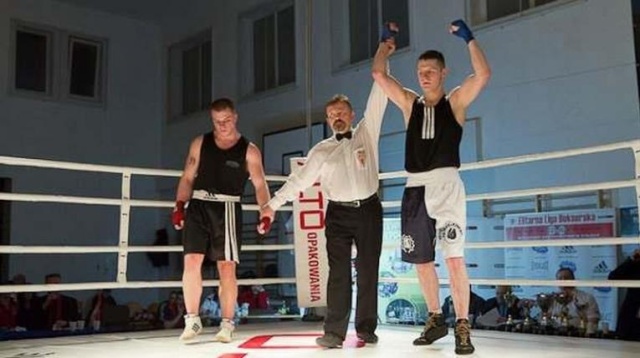 Szczecinianin Paweł Stępień po raz pierwszy wyjdzie na zawodowy ring. W piątek przeciwnikiem zawodnika BKS Olimp Szczecin, w kategorii półciężkiej - do 81 kg - będzie Kubańczyk Julio Csar la Cruz.