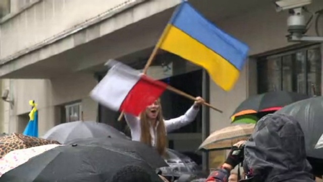 Wielka demonstracja w Kijowie na Ukrainie. W niedzielę na Placu Europejskim zebrało się prawie 100 tysięcy ludzi. Chcą zamanifestować swoje poparcie dla integracji tego kraju z Unią. Marsz zorganizowała opozycja.