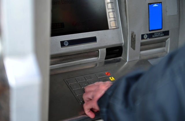 Bank Pekao SA podwójnie księgował transakcje - informuje tvn24.pl. Chodzi o dwukrotnie pobrane wypłaty z bankomatów i podobne, czyli dwukrotnie większe obciążenie kont.