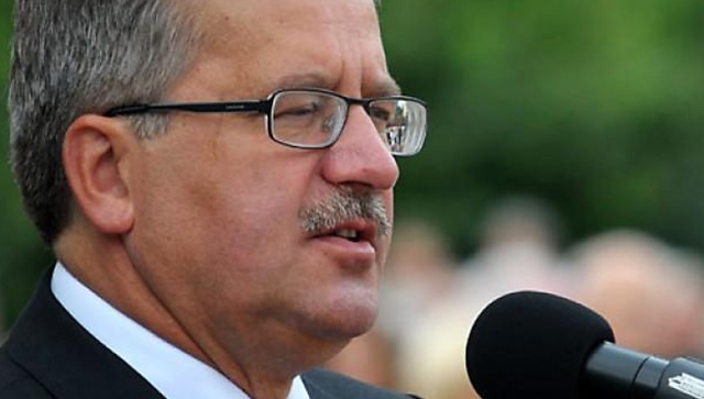 Prezydent Bronisław Komorowski zapowiedział, że w poniedziałek porozmawia przez telefon z prezydentem Ukrainy Wiktorem Janukowyczem. To najnowsze doniesienia z ogarniętego protestami Kijowa.
