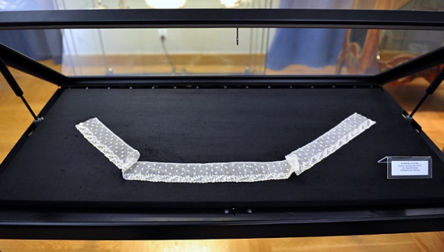 Cenna XIX-wieczna koronka z Francji trafiła do zbiorów Muzeum Narodowego w Szczecinie. Zrobiona z lnianej nitki ozdoba należy do słynnych koronek z Alencon, które kilka lat temu zostały wpisane na listę światowego niematerialnego dziedzictwa kulturowego UNESCO.