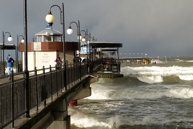 Huragan nie odpuszcza na wybrzeżu [ZDJĘCIA, WIDEO]