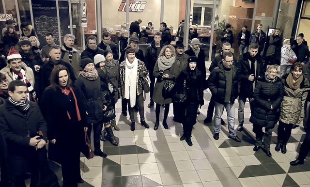 Chórzyści Opery dali krótki koncert w poczekalni dworca PKP, wywołując zdumienie i podziw słuchaczy.