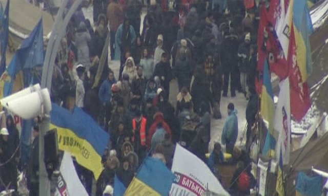 Oddziały milicji gromadzą się wokół Majdanu w Kijowie. Według nieoficjalnych informacji, chcą przypuścić szturm na ratusz, zajęty przez protestujących Ukraińców.