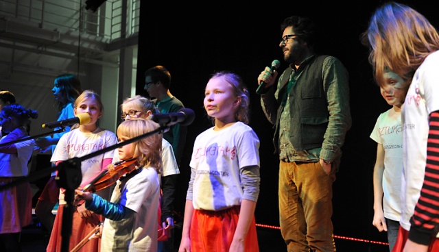 Grzegorz Turnau śpiewa z młodymi artystami ze Stołczyna w Trafostacji Sztuki Szczecin. Wtorkowy koncert to efekt rocznej pracy osób skupionych wokół projektu SZTUKaTAK