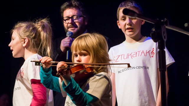 Uczniowie z Zespołu Szkół nr 9 na szczecińskim Stołczynie wystąpili wspólnie z Grzegorzem Turnauem. Wtorkowy koncert był efektem kilkumiesięcznych warsztatów artystycznych odbywających się pod hasłem SztukaTak