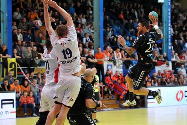 Szczecińscy szczypiorniści wywalczyli awans do 14 Pucharu Polski, pokonując drużynę Górnika Zabrze 36:31.
