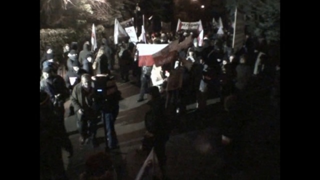 Blisko 400 osób demonstrowało przed domem generała Wojciecha Jaruzelskiego w Warszawie. Manifestacja odbyła się w noc poprzedzającą 32. rocznicę wprowadzenia w Polsce stanu wojennego.