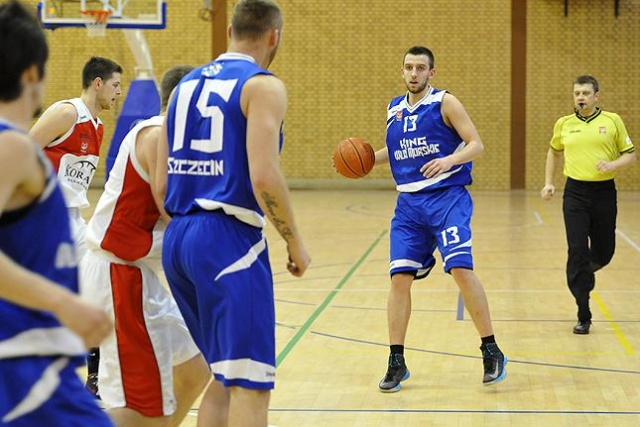 Koszykarze drużyny King Wilki Morskie Szczecin zrehabilitowali się za dwie ostatnie z rzędu porażki w I lidze. W niedzielny wieczór szczecinianie wygrali w hali SDS-u ze Zniczem Pruszków 82:62.