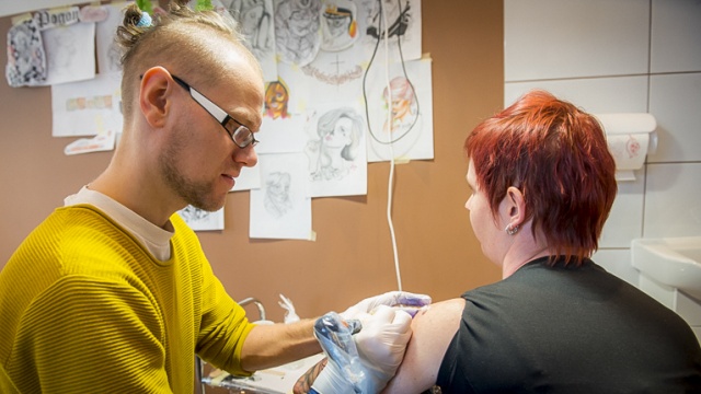 Sylwestrowy boom. Jedni robią postanowienia noworoczne, inni tatuaże