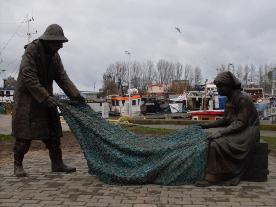 Pomnik rybaków: kobiety i mężczyzny stanął w kołobrzeskim porcie. Rzeźba Romualda Wiśniewskiego przedstawia dwie osoby trzymające sieć, na której można usiąść. Fot. Mariusz Wolański [Radio Szczecin]
