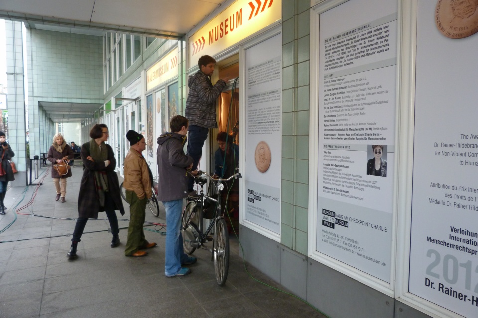 Na konferencję do Checkpoint Charlie, czyli muzeum upamiętniającego upadek Muru Berlińskiego przyszło też sporo gapiów. Fot. Natalia Skawińska [Radio Szczecin]