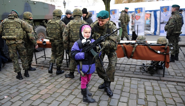 Koncerty, licytacje, pokazy ratownictwa medycznego i wojskowego sprzętu 12 Brygady Zmechanizowanej - tak wygląda 22. finał Wielkiej Orkiestry Świątecznej Pomocy w Szczecinie. Fot. Łukasz Szełemej [Radio Szczecin] Orkiestra w Szczecinie: Żołnierze, strażacy, artyści i cicha dyskoteka [WIDEO, ZDJĘCIA]