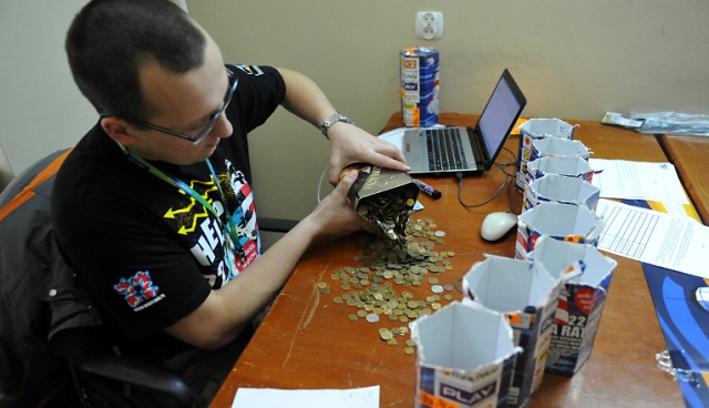 Koncerty, licytacje, pokazy ratownictwa medycznego i wojskowego sprzętu 12 Brygady Zmechanizowanej - tak wygląda 22. finał Wielkiej Orkiestry Świątecznej Pomocy w Szczecinie. Fot. Łukasz Szełemej [Radio Szczecin] Orkiestra w Szczecinie: Żołnierze, strażacy, artyści i cicha dyskoteka [WIDEO, ZDJĘCIA]