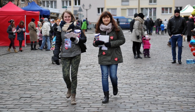 Koncerty, licytacje, pokazy ratownictwa medycznego i wojskowego sprzętu 12 Brygady Zmechanizowanej - tak wygląda 22. finał Wielkiej Orkiestry Świątecznej Pomocy w Szczecinie. Fot. Łukasz Szełemej [Radio Szczecin] Orkiestra w Szczecinie: Żołnierze, strażacy, artyści i cicha dyskoteka [WIDEO, ZDJĘCIA]