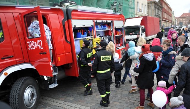 Koncerty, licytacje, pokazy ratownictwa medycznego i wojskowego sprzętu 12 Brygady Zmechanizowanej - tak wygląda 22. finał Wielkiej Orkiestry Świątecznej Pomocy w Szczecinie. Fot. Łukasz Szełemej [Radio Szczecin] Orkiestra w Szczecinie: Żołnierze, strażacy, artyści i cicha dyskoteka [WIDEO, ZDJĘCIA]