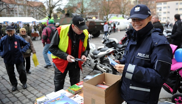 Koncerty, licytacje, pokazy ratownictwa medycznego i wojskowego sprzętu 12 Brygady Zmechanizowanej - tak wygląda 22. finał Wielkiej Orkiestry Świątecznej Pomocy w Szczecinie. Fot. Łukasz Szełemej [Radio Szczecin] Orkiestra w Szczecinie: Żołnierze, strażacy, artyści i cicha dyskoteka [WIDEO, ZDJĘCIA]