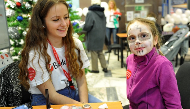 Koncerty, licytacje, pokazy ratownictwa medycznego i wojskowego sprzętu 12 Brygady Zmechanizowanej - tak wygląda 22. finał Wielkiej Orkiestry Świątecznej Pomocy w Szczecinie. Fot. Łukasz Szełemej [Radio Szczecin] Orkiestra w Szczecinie: Żołnierze, strażacy, artyści i cicha dyskoteka [WIDEO, ZDJĘCIA]