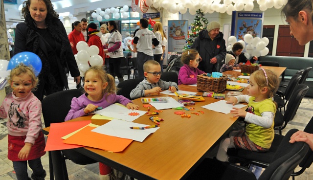 Koncerty, licytacje, pokazy ratownictwa medycznego i wojskowego sprzętu 12 Brygady Zmechanizowanej - tak wygląda 22. finał Wielkiej Orkiestry Świątecznej Pomocy w Szczecinie. Fot. Łukasz Szełemej [Radio Szczecin] Orkiestra w Szczecinie: Żołnierze, strażacy, artyści i cicha dyskoteka [WIDEO, ZDJĘCIA]