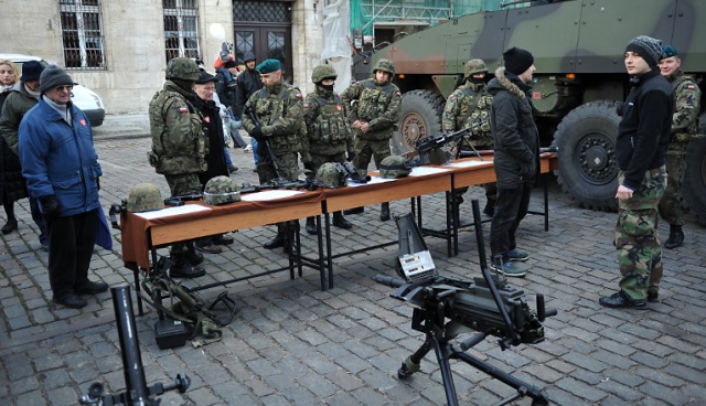 Koncerty, licytacje, pokazy ratownictwa medycznego i wojskowego sprzętu 12 Brygady Zmechanizowanej - tak wygląda 22. finał Wielkiej Orkiestry Świątecznej Pomocy w Szczecinie. Fot. Łukasz Szełemej [Radio Szczecin] Orkiestra w Szczecinie: Żołnierze, strażacy, artyści i cicha dyskoteka [WIDEO, ZDJĘCIA]