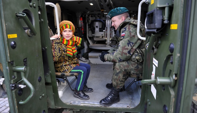 Koncerty, licytacje, pokazy ratownictwa medycznego i wojskowego sprzętu 12 Brygady Zmechanizowanej - tak wygląda 22. finał Wielkiej Orkiestry Świątecznej Pomocy w Szczecinie. Fot. Łukasz Szełemej [Radio Szczecin] Orkiestra w Szczecinie: Żołnierze, strażacy, artyści i cicha dyskoteka [WIDEO, ZDJĘCIA]