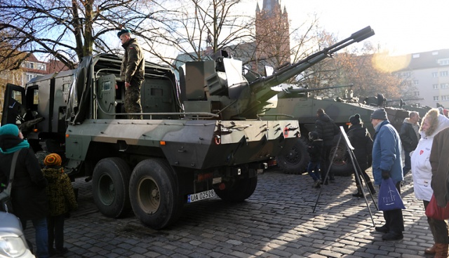 Koncerty, licytacje, pokazy ratownictwa medycznego i wojskowego sprzętu 12 Brygady Zmechanizowanej - tak wygląda 22. finał Wielkiej Orkiestry Świątecznej Pomocy w Szczecinie. Fot. Łukasz Szełemej [Radio Szczecin] Orkiestra w Szczecinie: Żołnierze, strażacy, artyści i cicha dyskoteka [WIDEO, ZDJĘCIA]