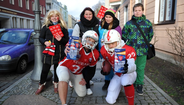Koncerty, licytacje, pokazy ratownictwa medycznego i wojskowego sprzętu 12 Brygady Zmechanizowanej - tak wygląda 22. finał Wielkiej Orkiestry Świątecznej Pomocy w Szczecinie. Fot. Łukasz Szełemej [Radio Szczecin] Orkiestra w Szczecinie: Żołnierze, strażacy, artyści i cicha dyskoteka [WIDEO, ZDJĘCIA]
