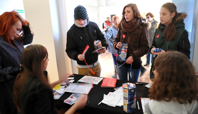 Koncerty, licytacje, pokazy ratownictwa medycznego i wojskowego sprzętu 12 Brygady Zmechanizowanej - tak wygląda 22. finał Wielkiej Orkiestry Świątecznej Pomocy w Szczecinie. Fot. Łukasz Szełemej [Radio Szczecin] Orkiestra w Szczecinie: Żołnierze, strażacy, artyści i cicha dyskoteka [WIDEO, ZDJĘCIA]
