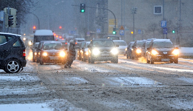 Nawierzchnie dróg i ulic w Szczecinie są pokryte lodem. Fot. Łukasz Szełemej [Radio Szczecin] Sypnęło śniegiem, ale mróz trzyma. Na ulicach jest ślisko [NOWE, ZDJĘCIA]