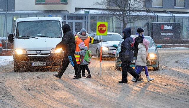 Nawierzchnie dróg i ulic w Szczecinie są pokryte lodem. Fot. Łukasz Szełemej [Radio Szczecin] Sypnęło śniegiem, ale mróz trzyma. Na ulicach jest ślisko [NOWE, ZDJĘCIA]
