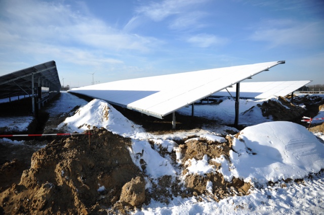 Jedna z największych w Meklemburgii farm solarnych powstaje w Löcknitz. To ok. 25 km od Szczecina. Fot. Łukasz Szełemej [Radio Szczecin] Wielka farma słoneczna powstaje przy polsko-niemieckiej granicy [ZDJĘCIA]