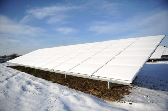 Jedna z największych w Meklemburgii farm solarnych powstaje w Löcknitz. To ok. 25 km od Szczecina. Fot. Łukasz Szełemej [Radio Szczecin] Wielka farma słoneczna powstaje przy polsko-niemieckiej granicy [ZDJĘCIA]