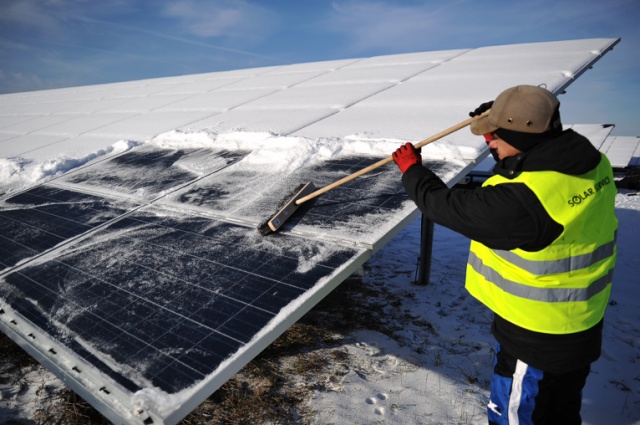 Jedna z największych w Meklemburgii farm solarnych powstaje w Löcknitz. To ok. 25 km od Szczecina. Fot. Łukasz Szełemej [Radio Szczecin] Wielka farma słoneczna powstaje przy polsko-niemieckiej granicy [ZDJĘCIA]