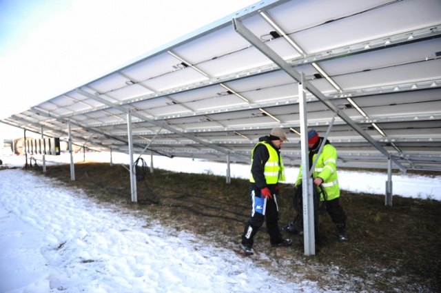 Jedna z największych w Meklemburgii farm solarnych powstaje w Löcknitz. To ok. 25 km od Szczecina. Fot. Łukasz Szełemej [Radio Szczecin] Wielka farma słoneczna powstaje przy polsko-niemieckiej granicy [ZDJĘCIA]