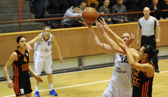 Koszykarki drużyny King Wilki Morskie Szczecin przegrały dziś we własnej hali z CCC Polkowice 57:74 w drugim etapie Basket Ligi Kobiet. Fot. Łukasz Szełemej [Radio Szczecin] Trzeci mecz z mistrzem kraju i trzecia przegrana Wilczyc [ZDJĘCIA]