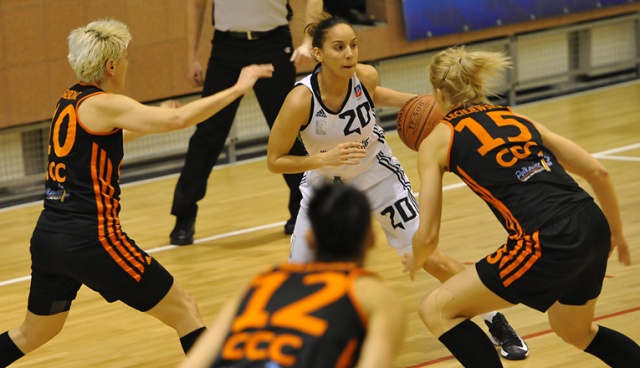 Koszykarki drużyny King Wilki Morskie Szczecin przegrały dziś we własnej hali z CCC Polkowice 57:74 w drugim etapie Basket Ligi Kobiet. Fot. Łukasz Szełemej [Radio Szczecin] Trzeci mecz z mistrzem kraju i trzecia przegrana Wilczyc [ZDJĘCIA]