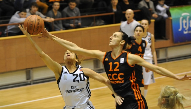 Koszykarki drużyny King Wilki Morskie Szczecin przegrały dziś we własnej hali z CCC Polkowice 57:74 w drugim etapie Basket Ligi Kobiet. Fot. Łukasz Szełemej [Radio Szczecin] Trzeci mecz z mistrzem kraju i trzecia przegrana Wilczyc [ZDJĘCIA]