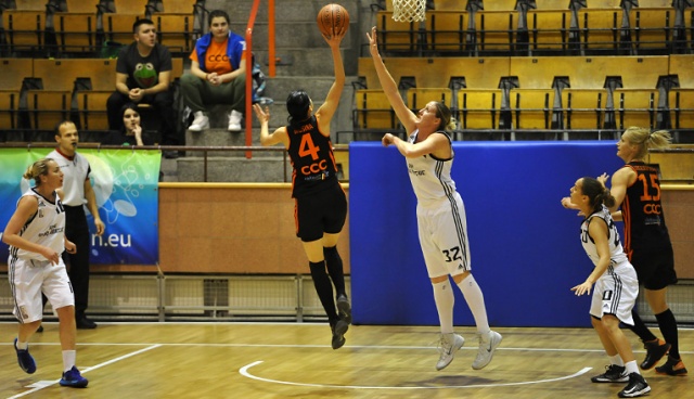 Koszykarki drużyny King Wilki Morskie Szczecin przegrały dziś we własnej hali z CCC Polkowice 57:74 w drugim etapie Basket Ligi Kobiet. Fot. Łukasz Szełemej [Radio Szczecin] Trzeci mecz z mistrzem kraju i trzecia przegrana Wilczyc [ZDJĘCIA]