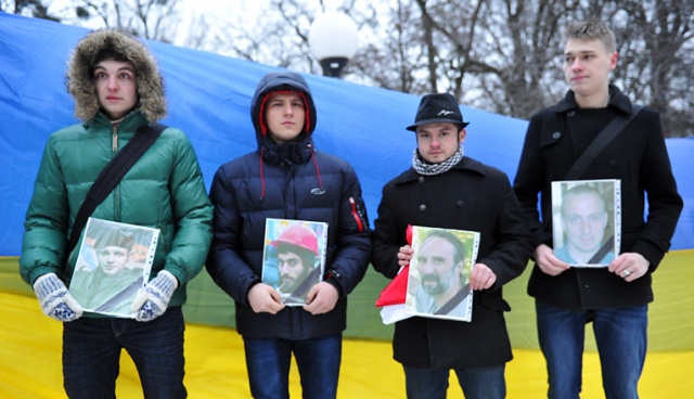 Trzymali zdjęcia ofiar zamieszek w Kijowie i śpiewali hymn Ukrainy - ukraińscy i białoruscy studenci ze Szczecina uczcili pamięć poległych podczas antyrządowych demonstracji w Kijowie. Fot. Łukasz Szełemej [Radio Szczecin] Ukraińscy studenci w Szczecinie: "Tam giną nasi koledzy" [ZDJĘCIA]