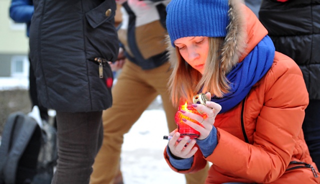 Trzymali zdjęcia ofiar zamieszek w Kijowie i śpiewali hymn Ukrainy - ukraińscy i białoruscy studenci ze Szczecina uczcili pamięć poległych podczas antyrządowych demonstracji w Kijowie. Fot. Łukasz Szełemej [Radio Szczecin] Ukraińscy studenci w Szczecinie: "Tam giną nasi koledzy" [ZDJĘCIA]