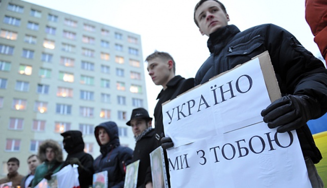 Trzymali zdjęcia ofiar zamieszek w Kijowie i śpiewali hymn Ukrainy - ukraińscy i białoruscy studenci ze Szczecina uczcili pamięć poległych podczas antyrządowych demonstracji w Kijowie. Fot. Łukasz Szełemej [Radio Szczecin] Ukraińscy studenci w Szczecinie: "Tam giną nasi koledzy" [ZDJĘCIA]