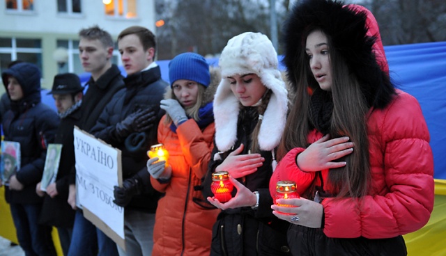 Trzymali zdjęcia ofiar zamieszek w Kijowie i śpiewali hymn Ukrainy - ukraińscy i białoruscy studenci ze Szczecina uczcili pamięć poległych podczas antyrządowych demonstracji w Kijowie. Fot. Łukasz Szełemej [Radio Szczecin] Ukraińscy studenci w Szczecinie: "Tam giną nasi koledzy" [ZDJĘCIA]