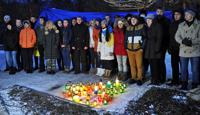 Trzymali zdjęcia ofiar zamieszek w Kijowie i śpiewali hymn Ukrainy - ukraińscy i białoruscy studenci ze Szczecina uczcili pamięć poległych podczas antyrządowych demonstracji w Kijowie. Fot. Łukasz Szełemej [Radio Szczecin] Ukraińscy studenci w Szczecinie: "Tam giną nasi koledzy" [ZDJĘCIA]