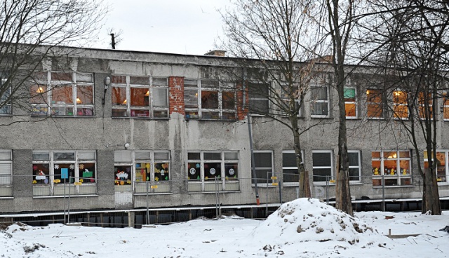 Dzieci z miejskiego żłobka przy ul. Niedziałkowskiego w centrum Szczecina wiosną przeniosą się do nowego budynku. Fot. Łukasz Szełemej [Radio Szczecin] Nowy budynek żłobka ma być gotowy na wiosnę [ZDJĘCIA]