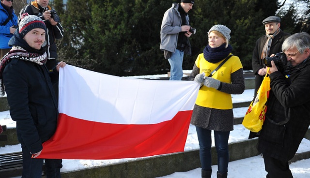 Ponad 50 osób wzięło udział w manifestacji przeciwko łamaniu praw człowieka na Ukrainie. Zorganizował ją szczeciński oddział Amnesty International. Fot. Łukasz Szełemej [Radio Szczecin] Szczecin: Skromny marsz dla Ukrainy [WIDEO, ZDJĘCIA]