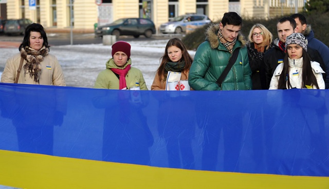 Ponad 50 osób wzięło udział w manifestacji przeciwko łamaniu praw człowieka na Ukrainie. Zorganizował ją szczeciński oddział Amnesty International. Fot. Łukasz Szełemej [Radio Szczecin] Szczecin: Skromny marsz dla Ukrainy [WIDEO, ZDJĘCIA]