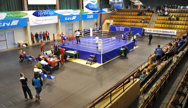 W hali Szczecińskiego Domu Sportu publiczność obejrzała ponad 50 walk we wszystkich kategoriach wagowych. Fot. Łukasz Szełemej [Radio Szczecin] To była gratka dla fanów boksu, walczyło ponad stu pięściarzy [ZDJĘCIA]