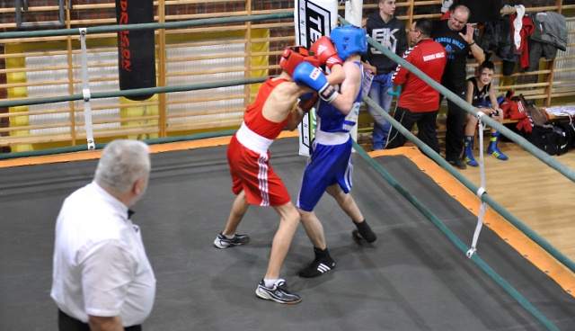 W hali Szczecińskiego Domu Sportu publiczność obejrzała ponad 50 walk we wszystkich kategoriach wagowych. Fot. Łukasz Szełemej [Radio Szczecin] To była gratka dla fanów boksu, walczyło ponad stu pięściarzy [ZDJĘCIA]